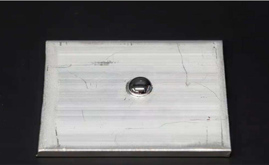 為什么一滴水銀就能摧毀飛機?將水銀滴在鋁板上,畫面太壯觀了